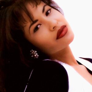 Selena Quintanilla Instagram - 🎵”Tengo un recuerdo de ti 
Que siempre me hace tan feliz 
En aquella fiesta en que te conocí 
Ese tímido beso que te di”🎵

#FotosYRecuerdos #FlashbackFriday