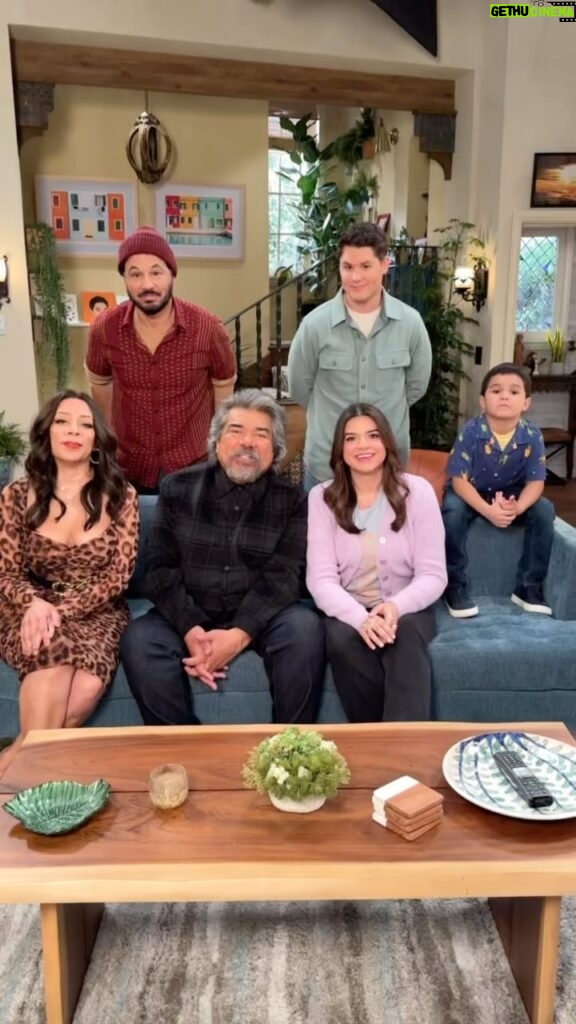 Selenis Leyva Instagram - Heyyyyy heyyyyy season 2 of #lopezvslopez airs April 2 on @nbc 💋 @georgelopez @mayanlopez @mattshively @almadrigal @enkyboys the family is BACK