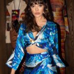 Selin Şekerci Instagram - Başak’ın gözleri dolduran tüyleri diken diken eden yolculuğuna şahit olduk. Onun spot cümlesi “giyilebilir sanat” hep farklı bir deneyim yaşatır tasarımlarını giyenlere. Yine öyleydi. Mükemmel bir yol hikayesi ve muazzam bir kucaklaşma izledik iki farklı kültürün kocaman sarılması. Takipteyim Anadolu ayağını dört gözle bekliyorum💜🦄 💙 @basakcankes 📷: @alperkurucayli