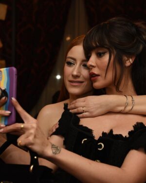 Selin Şekerci Instagram - Güzel gün oldu, aşırı iyi gün oldu. Kavalyem de aşırı yakışıklıydı.  Raisa ve Vanessa sizi çok seviyorum ve teşekkür ederim hep kendim gibi hissettirdiğiniz için🥰
Mis gibi dizisi güzelimin 🥂💜🥲
11.00 itibariyle @netflixturkiye de yayında bakabildiniz mi? Bırakamadan tüm bölümleri bitireceksiniz! #perapalastageceyarısı