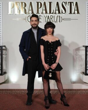 Selin Şekerci Instagram - Güzel gün oldu, aşırı iyi gün oldu. Kavalyem de aşırı yakışıklıydı.  Raisa ve Vanessa sizi çok seviyorum ve teşekkür ederim hep kendim gibi hissettirdiğiniz için🥰
Mis gibi dizisi güzelimin 🥂💜🥲
11.00 itibariyle @netflixturkiye de yayında bakabildiniz mi? Bırakamadan tüm bölümleri bitireceksiniz! #perapalastageceyarısı