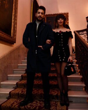 Selin Şekerci Instagram - Güzel gün oldu, aşırı iyi gün oldu. Kavalyem de aşırı yakışıklıydı.  Raisa ve Vanessa sizi çok seviyorum ve teşekkür ederim hep kendim gibi hissettirdiğiniz için🥰
Mis gibi dizisi güzelimin 🥂💜🥲
11.00 itibariyle @netflixturkiye de yayında bakabildiniz mi? Bırakamadan tüm bölümleri bitireceksiniz! #perapalastageceyarısı