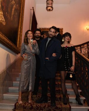 Selin Şekerci Instagram - Güzel gün oldu, aşırı iyi gün oldu. Kavalyem de aşırı yakışıklıydı.  Raisa ve Vanessa sizi çok seviyorum ve teşekkür ederim hep kendim gibi hissettirdiğiniz için🥰
Mis gibi dizisi güzelimin 🥂💜🥲
11.00 itibariyle @netflixturkiye de yayında bakabildiniz mi? Bırakamadan tüm bölümleri bitireceksiniz! #perapalastageceyarısı
