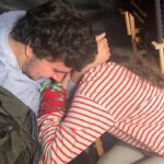 Selin Şekerci Instagram - Oyuncu koçum Ozan💜 Suna’ya kan olan Sedef ve can olan canım yakışıklım Ozan.. Mecburi istikametimde bana yol arkadaşı oldu. Ve de hep öyle olun🤍 Bi de bize sevgiyle bakan Çağan hocam💜 @sevdamecburiistikametfilm @orchestracontent