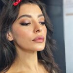 Selin Şekerci Instagram - Merve makyaj devamlılık fotoğraflarını sanat olarak çekerdi. Sağolsun bize de ekmek çıktı. @merveceylani 🙏🏼💜 sondaki tüm devamlılık.. oje, saç,makyaj,takı , ayakkabı, çorap, elbise… dans ettiğimi zannetmeniz beni üzer.