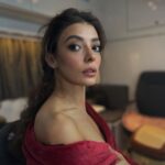 Selin Şekerci Instagram - Merve makyaj devamlılık fotoğraflarını sanat olarak çekerdi. Sağolsun bize de ekmek çıktı. @merveceylani 🙏🏼💜 sondaki tüm devamlılık.. oje, saç,makyaj,takı , ayakkabı, çorap, elbise… dans ettiğimi zannetmeniz beni üzer.