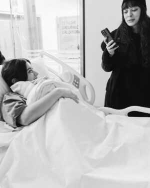 Selin Şekerci Instagram - 11.02.2023 
  Süreyya’

Aslında kapak bu değildi son fotoğraftı bu. Ama büyüsü var sanki💜 
Uykusuz 30 küsuruncu saat ama yüzler pembe 🫠