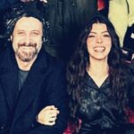 Selin Şekerci Instagram - AİLE..💜 Baştan söyliyim ben fotoğraf çekilme konusunu beceremem, unuturum çocukluk travması… Ekip fotoğrafımızı da canım ekip akıl etti diğerlerini de Merve ve Efsun’dan( bir an beni bırakmayan ) topladım. 12 bölüm beni aşırı mutlulukla, huzurla, kahkahayla çalıştıran güzel ekibim.Oyuncu arkadaşlarım, ustalarım! Canım Cem hocam, Gökçen hocam. Hepinizi ayı gibi özleyeceğim be! Siz de beni özleyeceksiniz djshdjsjs biliyorum😬 Gençliğimiz var daha denk geliriz. Eksikler çok burada toplayabildiğim kadar topladım hakkınızı helal edin artık. Bi de en çok teşekkürüm sana Nejat.. azıcık tedirgin olsam kafamı çevirdiğimde gözünü gördüğüm için, bazen hiç konuşmadan en çok konuştuğum; -napıcam şimdi- diye far görmüş tavşan gibi bakarken “ufaklık”la dalga geçip aşırı güldürdüğün için, kıyak partnerliğin için, hep yanımda olduğun için çok teşekkür ederim. (Son fotoğrafa tıslayacaksın kesin🥸😬) Seni aşırı seviyorum. Bi de evet “her şey çok güzel olacak” Hoşçakalın efendim gururla çalıştığım bir iş oldu iyi ki de oldu💜