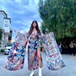 Selin Şekerci Instagram - Başaaak! Bu Gaudi desenli kimonoyu Jenifer Lopez’e yapmıştı. Göndereceği gün baya hile, fitne ve fesatlıkla ben aldım.. evladıma bırakacağım!💜 📷: @jiyankizilboga