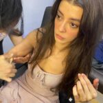 Selin Şekerci Instagram - AİLE..💜 Baştan söyliyim ben fotoğraf çekilme konusunu beceremem, unuturum çocukluk travması… Ekip fotoğrafımızı da canım ekip akıl etti diğerlerini de Merve ve Efsun’dan( bir an beni bırakmayan ) topladım. 12 bölüm beni aşırı mutlulukla, huzurla, kahkahayla çalıştıran güzel ekibim.Oyuncu arkadaşlarım, ustalarım! Canım Cem hocam, Gökçen hocam. Hepinizi ayı gibi özleyeceğim be! Siz de beni özleyeceksiniz djshdjsjs biliyorum😬 Gençliğimiz var daha denk geliriz. Eksikler çok burada toplayabildiğim kadar topladım hakkınızı helal edin artık. Bi de en çok teşekkürüm sana Nejat.. azıcık tedirgin olsam kafamı çevirdiğimde gözünü gördüğüm için, bazen hiç konuşmadan en çok konuştuğum; -napıcam şimdi- diye far görmüş tavşan gibi bakarken “ufaklık”la dalga geçip aşırı güldürdüğün için, kıyak partnerliğin için, hep yanımda olduğun için çok teşekkür ederim. (Son fotoğrafa tıslayacaksın kesin🥸😬) Seni aşırı seviyorum. Bi de evet “her şey çok güzel olacak” Hoşçakalın efendim gururla çalıştığım bir iş oldu iyi ki de oldu💜