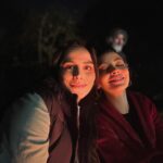 Selin Şekerci Instagram - AİLE..💜 Baştan söyliyim ben fotoğraf çekilme konusunu beceremem, unuturum çocukluk travması… Ekip fotoğrafımızı da canım ekip akıl etti diğerlerini de Merve ve Efsun’dan( bir an beni bırakmayan ) topladım. 12 bölüm beni aşırı mutlulukla, huzurla, kahkahayla çalıştıran güzel ekibim.Oyuncu arkadaşlarım, ustalarım! Canım Cem hocam, Gökçen hocam. Hepinizi ayı gibi özleyeceğim be! Siz de beni özleyeceksiniz djshdjsjs biliyorum😬 Gençliğimiz var daha denk geliriz. Eksikler çok burada toplayabildiğim kadar topladım hakkınızı helal edin artık. Bi de en çok teşekkürüm sana Nejat.. azıcık tedirgin olsam kafamı çevirdiğimde gözünü gördüğüm için, bazen hiç konuşmadan en çok konuştuğum; -napıcam şimdi- diye far görmüş tavşan gibi bakarken “ufaklık”la dalga geçip aşırı güldürdüğün için, kıyak partnerliğin için, hep yanımda olduğun için çok teşekkür ederim. (Son fotoğrafa tıslayacaksın kesin🥸😬) Seni aşırı seviyorum. Bi de evet “her şey çok güzel olacak” Hoşçakalın efendim gururla çalıştığım bir iş oldu iyi ki de oldu💜