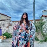 Selin Şekerci Instagram - Başaaak! Bu Gaudi desenli kimonoyu Jenifer Lopez’e yapmıştı. Göndereceği gün baya hile, fitne ve fesatlıkla ben aldım.. evladıma bırakacağım!💜 📷: @jiyankizilboga