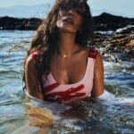 Selin Şekerci Instagram - Güneşin enerjisi timsahın stili ile birleşti. İkonik timsahın yaz anılarını keşfetmeye var mısın? 🐊 @lacoste #CrocOnTheBeach #MySummerStory Photographed: @ali_kalyoncu Creative Production Agency : @kingdomistanbul #işbirliği