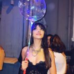 Selin Şekerci Instagram - Bugün 33. Yaşımın ilk günüydü. Dün öyle güzel bir doğum günü yaşadım ki önceki yılların acısı çıktı.. rengarenktik, mis gibiydi. Taksimi, renklerimizi , sokakta eğlenmeyi ne kadar özlemişiz hepimiz. Yıllardır o kadar çok duvar ördüm ki yavaştan yavaştan, dün koca bir balyoz indirdim.. yeni yaşım güzel tecrübelerle, eskiye duyulan özlemin sayesinde bugünüme kıymet vererek gelsin!💜 ve siz hiç yanımdan eksilmeyin!