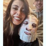 Selin Şekerci Instagram - AİLE..💜 Baştan söyliyim ben fotoğraf çekilme konusunu beceremem, unuturum çocukluk travması… Ekip fotoğrafımızı da canım ekip akıl etti diğerlerini de Merve ve Efsun’dan( bir an beni bırakmayan ) topladım. 12 bölüm beni aşırı mutlulukla, huzurla, kahkahayla çalıştıran güzel ekibim.Oyuncu arkadaşlarım, ustalarım! Canım Cem hocam, Gökçen hocam. Hepinizi ayı gibi özleyeceğim be! Siz de beni özleyeceksiniz djshdjsjs biliyorum😬 Gençliğimiz var daha denk geliriz. Eksikler çok burada toplayabildiğim kadar topladım hakkınızı helal edin artık. Bi de en çok teşekkürüm sana Nejat.. azıcık tedirgin olsam kafamı çevirdiğimde gözünü gördüğüm için, bazen hiç konuşmadan en çok konuştuğum; -napıcam şimdi- diye far görmüş tavşan gibi bakarken “ufaklık”la dalga geçip aşırı güldürdüğün için, kıyak partnerliğin için, hep yanımda olduğun için çok teşekkür ederim. (Son fotoğrafa tıslayacaksın kesin🥸😬) Seni aşırı seviyorum. Bi de evet “her şey çok güzel olacak” Hoşçakalın efendim gururla çalıştığım bir iş oldu iyi ki de oldu💜