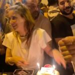 Selin Şekerci Instagram - Bugün 33. Yaşımın ilk günüydü. Dün öyle güzel bir doğum günü yaşadım ki önceki yılların acısı çıktı.. rengarenktik, mis gibiydi. Taksimi, renklerimizi , sokakta eğlenmeyi ne kadar özlemişiz hepimiz. Yıllardır o kadar çok duvar ördüm ki yavaştan yavaştan, dün koca bir balyoz indirdim.. yeni yaşım güzel tecrübelerle, eskiye duyulan özlemin sayesinde bugünüme kıymet vererek gelsin!💜 ve siz hiç yanımdan eksilmeyin!