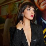 Selin Şekerci Instagram - Bakü💜 Sevda Mecburi İstikamet galası🥂 Yine çok eğlendik çok yedik mis gibi kucaklandık👯‍♀️ Styled by: @hakanbahar0 🌹 📸: @rezannko @orchestracontent @lappartistanbul 🙏🏼