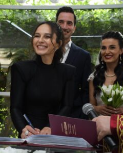 Selin Yeninci Instagram - Pınarla Hakan’ın evlenmesine en çok benim sevindiğimin kanıtları gelmiş 🤣 Aşkınız sonsuz olsun bebekler , hakkını verin 🙂🎉♥️ #pınarhakanwedding