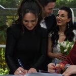 Selin Yeninci Instagram - Pınarla Hakan’ın evlenmesine en çok benim sevindiğimin kanıtları gelmiş 🤣 Aşkınız sonsuz olsun bebekler , hakkını verin 🙂🎉♥️ #pınarhakanwedding
