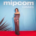Selin Yeninci Instagram - Kurucusu olduğum @syproductionsofficial ile dünyanın en büyük içerik fuarlarından olan Cannes’daki Mipcom 23’e -ülkemizi temsilen- hem oyuncu hem de yapımcı olarak katılan ilk kişi olmak nasip oldu.Bayılarak çalıştığımız, içeriklerimizi birlikte oluşturduğumuz tüm harika ekip arkadaşlarıma , sonsuz destekleriyle yanımda olan tüm @itokurumsal ekibine , yanımda olduğu için menajerim @meltemkaraata ‘ya , beni ve ekibimi sevgiyle kucaklayıp kabul eden @mipmarkets ‘e ve hafta boyunca beni destek mesajlarıyla mutlu eden tanıdık tanımadık tüm güzel dostlarıma, seyircilerime çok teşekkür ederim❤️‍🔥Güç ve kararlılık verdiniz, çok sağolun 🙏🏻 #openingnightparty #redcarpet #mipcom2023 #mipmarkets #itokurumsal #turkey