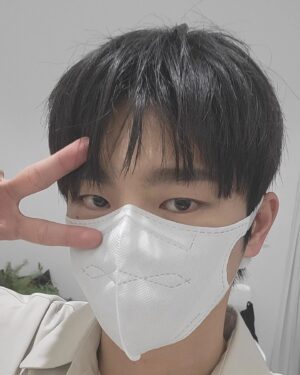 Seo In-guk Instagram - 시노텍스 마스크 광고촬영 🔥 

크리스마스 같은 꽃과 케익을 주셔서 너무감사하고 오늘 너무 즐거웠어요!!

많이 기대해주세요!! 

#시노텍스마스크#시노텍스#서인국#seoinguk#synotexmask#synotex