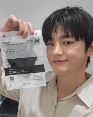 Seo In-guk Instagram - 시노텍스 마스크 광고촬영 🔥 

크리스마스 같은 꽃과 케익을 주셔서 너무감사하고 오늘 너무 즐거웠어요!!

많이 기대해주세요!! 

#시노텍스마스크#시노텍스#서인국#seoinguk#synotexmask#synotex