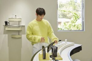 Seo In-guk Instagram - #TAMBURINS #탬버린즈 #탬버린즈카모 #tamburinschamo #solace #tamburinsperfume #perfum 

저 공간에 들어서면 카모향이 전체에 퍼져있습니다. 산뜻함과 우드함의 조화로운 향을 즐겨보세요.