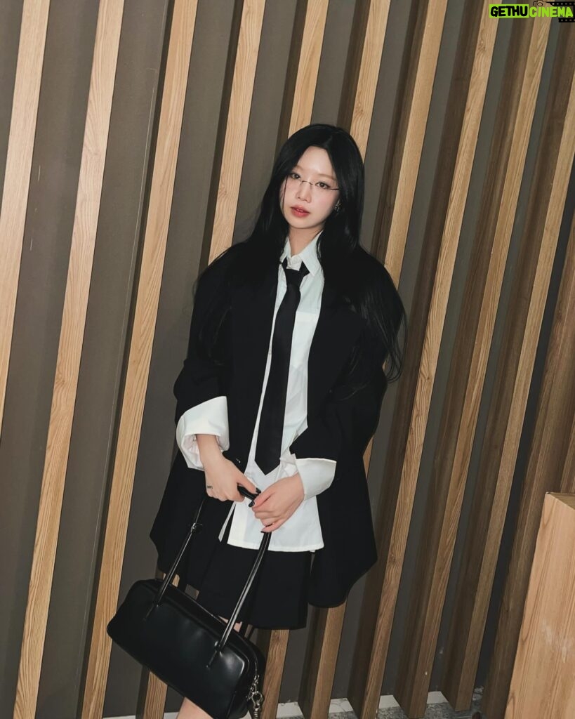 Seo Soo-jin Instagram - 🖤