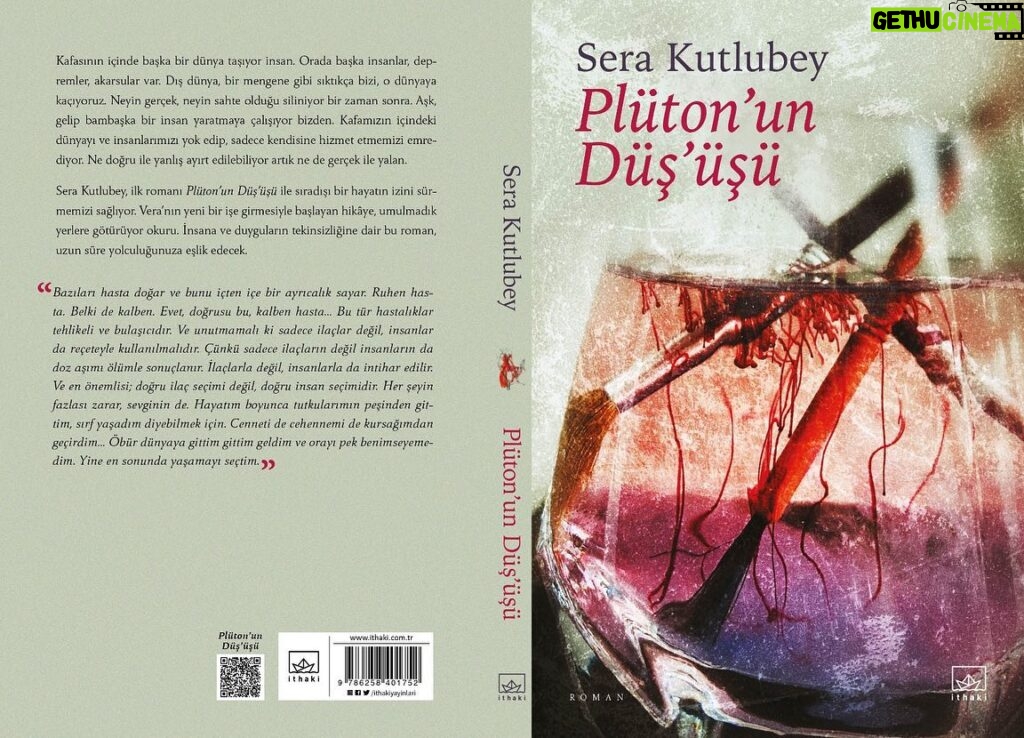 Sera Kutlubey Instagram - PLÜTON'un DÜŞ'üşü ♥️🎨 Kendisi uzun süreli yokluğumun sebebi🔮Evet, erken yaşta anne oldu diyebilirsinizz çünkü kendisi benim bebeğim! Doğumu sancılı, gelişi uğurlu oldu bebeğimin... Öyle karanlık durduğuna bakmayın; kendi cennetini inşa edenlerin, biraz mavinin, düşlerin, düşlerinden düşenlerin, ar damarını ayağının altında tutanların hikayesi...En çok sevmenin... Çoook heyecanlıyım efendim! Haftaya raflarda!!!!🥳🥳🥳🥳✨✨