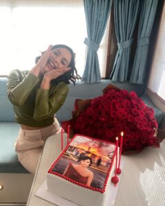 Sera Kutlubey Instagram - Bakınız yüzümde güller açıyor! 🌹 #bday olsa da işinin başında🤭🤭🤭