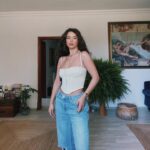 Seray Kaya Instagram - Ben kadınım… Her öldürdüğünüzde ben yeniden doğarım. Her canımı yaktığınızda, bedenim de, ruhum da açtığınız her yarada yeniden çiçekler açarım. Çocukluğumla, dekoltemle, kusurlarımla, kusursuzluğumla, açıklığımla, kapalılığımla, tüm benliğimle ben muhteşemim. Kendimi seviyorum.✨🤍
