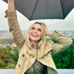 Serena Autieri Instagram - . "Scende la pioggia ma che fa... Amo la vita più che mai"