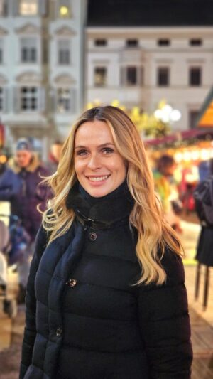 Serena Autieri Instagram - Un giro nel meraviglioso mercatino di Natale di #Bolzano, guardate che magia! ✨🎄