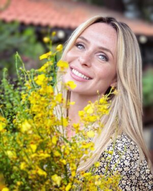 Serena Autieri Instagram - Mio nonno Carmine mi ha trasmesso amore per i fiori e da sempre il desiderio di conoscerne il significato più profondo.
Quest'orchidea ballerina rappresenta la perfezione spirituale, quella che auguro ad ognuno di noi di raggiungere nella vita. 🌼