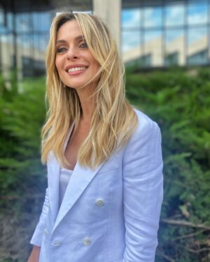 Serena Autieri Instagram - Vento di fine estate…

👗 @sartoriacaracciolo