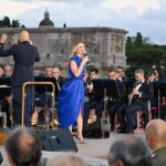 Serena Autieri Instagram - ‘Melodie d’autore in una serata di maggio’ Una serata magica immersa nella splendida cornice del Parco Archeologico del Colosseo di Roma. Grazie @aeronautica.militare per avermi voluto ancora una volta al suo fianco. Abito: @giorgioarmani gioielli: @roberto_coin