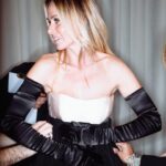 Serena Autieri Instagram - “La Sciantosa” Il palcoscenico è donna, ritorna in scena in una veste tutta nuova... Grazie ad @enricogriselli per avere ideato e voluto questo spettacolo che ha debuttato al @festivaldispoleto, a @vincenzo_incenzo per la sua meravigliosa scrittura, alla rimessa in scena del maestro @santuccigianni, agli arrangiamenti del maestro adorato @enzocampagnolireal e ai costumi di @marinellaperrellaspose 💃 Ci vediamo dal 18 al 21 aprile al Teatro Cilea di Napoli! 📷: @gesualdo.lanza