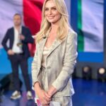 Serena Autieri Instagram – Io e la mia squadra di Uno Mattina Estate Show siamo partiti carichi di emozioni, di passione e di leggerezza.
Sarà bellissimo condividere questa estate con voi dal lunedì al venerdì a partire dalle 9:55 su Rai 1. Vi aspettiamo 💖

@mattinaraiuno
@rai1official