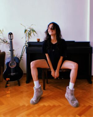 Serenay Aktaş Instagram - ☕️
(Three times numeral three but last one is small three.)