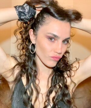 Serenay Aktaş Instagram - Kendi çapımda makyajla, hiç de fena değilim, fark edişiyle
s.a. - a.s. postudur.