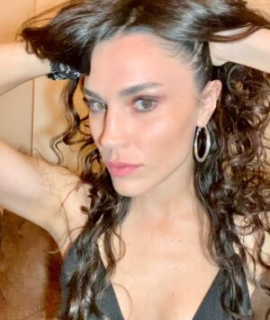 Serenay Aktaş Instagram - Kendi çapımda makyajla, hiç de fena değilim, fark edişiyle
s.a. - a.s. postudur.