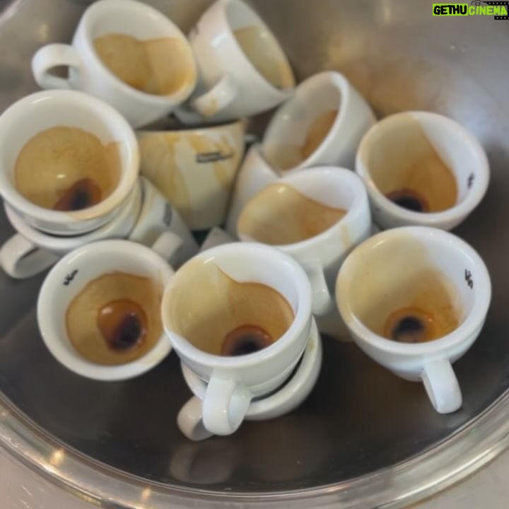 Serenay Aktaş Instagram - Ünlü şampiyon barista arkadaşımdan eğitim aldım da.. 😌 Biraz latte art sıkıntım var, pratikle çözeceğim inş. 🤭 ( #reklam değil, #öneri )