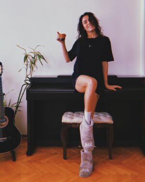 Serenay Aktaş Instagram - ☕️
(Three times numeral three but last one is small three.)