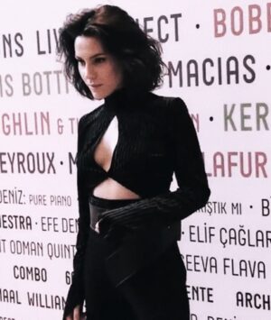 Serenay Aktaş Instagram - Kendi çapımda makyajla, hiç de fena değilim, fark edişiyle
s.a. - a.s. postudur.