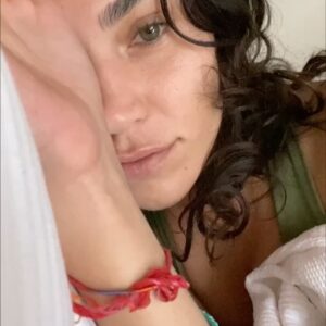 Serenay Aktaş Instagram - Kendi çapımda makyajla, hiç de fena değilim, fark edişiyle
s.a. - a.s. postudur.