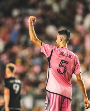 Sergio Busquets Instagram - Feliz por la victoria y por el gol con dedicatoria especial 🫶🏼🤰🏼🩷🖤