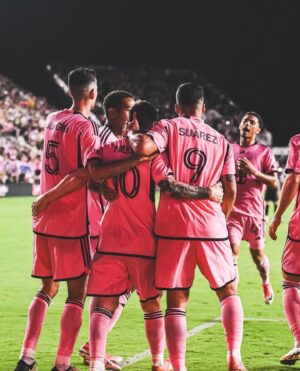 Sergio Busquets Instagram - Feliz por la victoria y por el gol con dedicatoria especial 🫶🏼🤰🏼🩷🖤