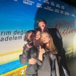 Serra Pirinç Instagram - muuuhtesem takimim icin @zuleyhakuru ‘ya , muhhhtesem sacim ve makyajim icin @zeynephalitogullari ‘na cok tesekkur ederim 💛💛 HAPPY HAKO DAYYYY 🧿🧿 gisesi bol olsun dostum