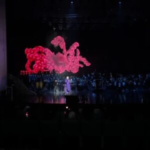 Sevara Nazarkhan Instagram - 🇺🇿 Konsertning har bir kuni o'ziga xos, betakror sevgi tuyg'usidan ilhomlangan.  Sizning fikr-mulohazalaringiz menga dalda beradi, meni o'ziga tortadi va qo'yib yubormaydi. 

🇷🇺 Каждый день концерта уникален, вдохновлён неповторимым чувством любви. Ваша обратная связь держит меня, притягивает и не отпускает.