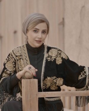 Shabnam Gholikhani Instagram - از گابریل گارسیا پرسیدند: اگر بخواهی کتابی صد صفحه ای درباره امید بنویسی، چه می نویسی؟

گفت: 99 صفحه رو خالی میذارم، صفحه آخر، سطر آخر می نویسم： یادت باشه دنیا گرده، هر وقت احساس کردی به آخر رسیدی شاید در نقطه شروع باشی.

زندگی ساختنی است، نه ماندنی.

بمان برای ساختن ،نساز برای ماندن.

#شبنم_قلی_خانی 
#shabnamgholikhani 
Photo by: @amirahmadii.official